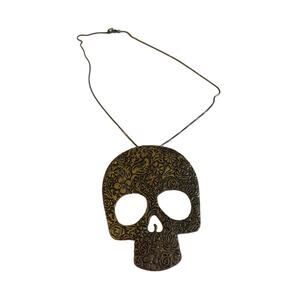Skull necklace with flower details